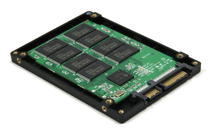 Cosa sono le SSD - Una SSD smontata coi circuiti in vista