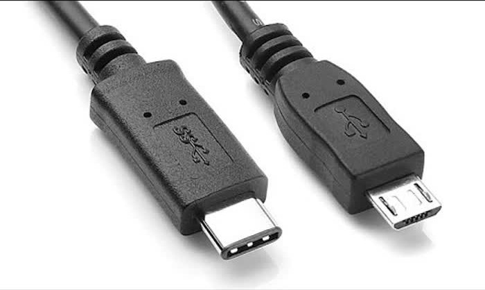 Foto da cellulare a chiavetta USB: un  connettore micro USB accanto ad uno Type C