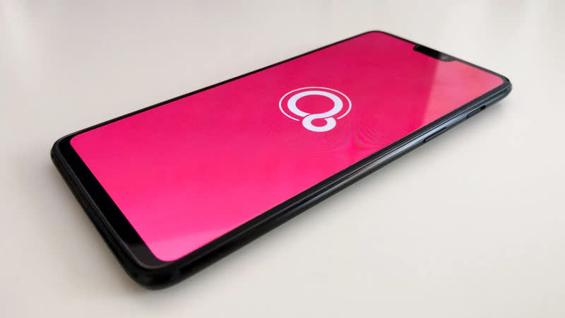 Cellulare con il logo di Google fuchsia