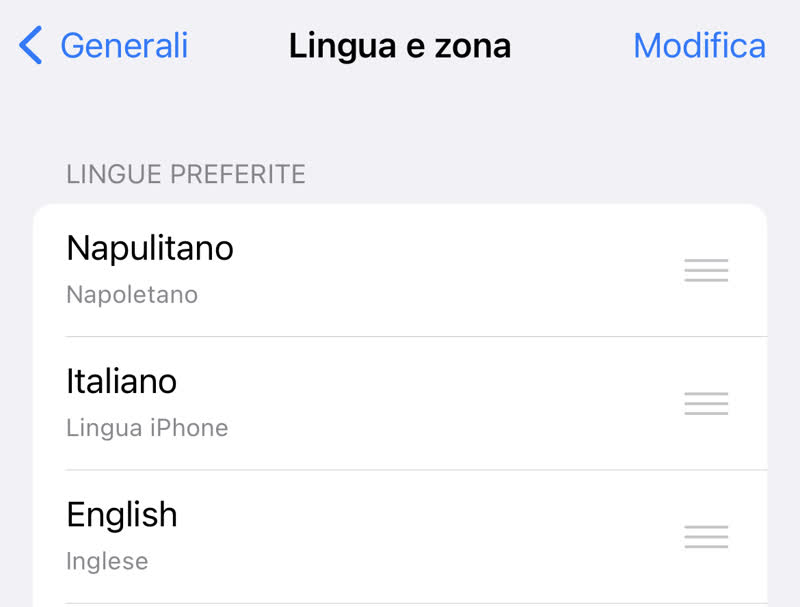 Schermata dell'app impostazioni di un iPhone in dialetto napoletano