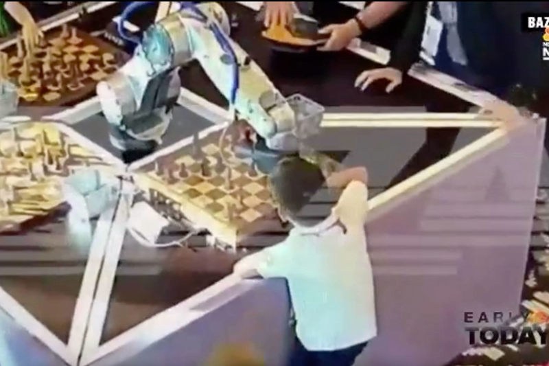 Macchine ribelli - Un robot che schiaccia la mano di un bambino