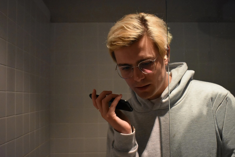 Il telefono ci spia? Sam Nichols che pronuncia parole al telefono, per capire se Facebook gli mostrerà pubblicità che riguardano quello che dice