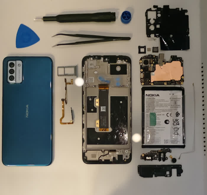 Un Nokia G22 con kit di riparazione incluso