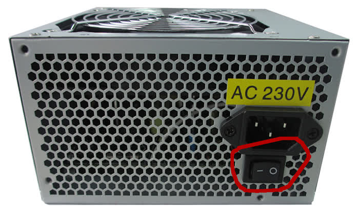Spegnere la ciabatta del PC - Tasto posto sul retro di un alimentatore del PC