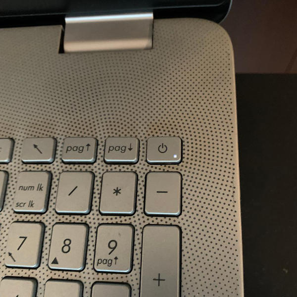 Informatica di base - Tasto di accensione di un computer