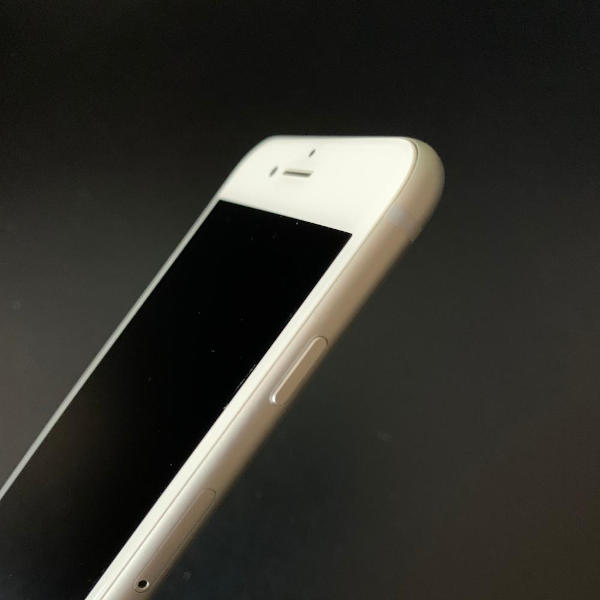 Informatica di base - Tasto di accensione di un iPhone